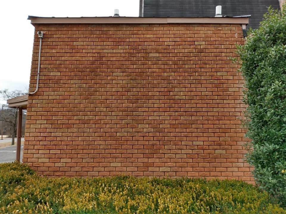 Puhas telliskivifassaad pärast fassaadipesu